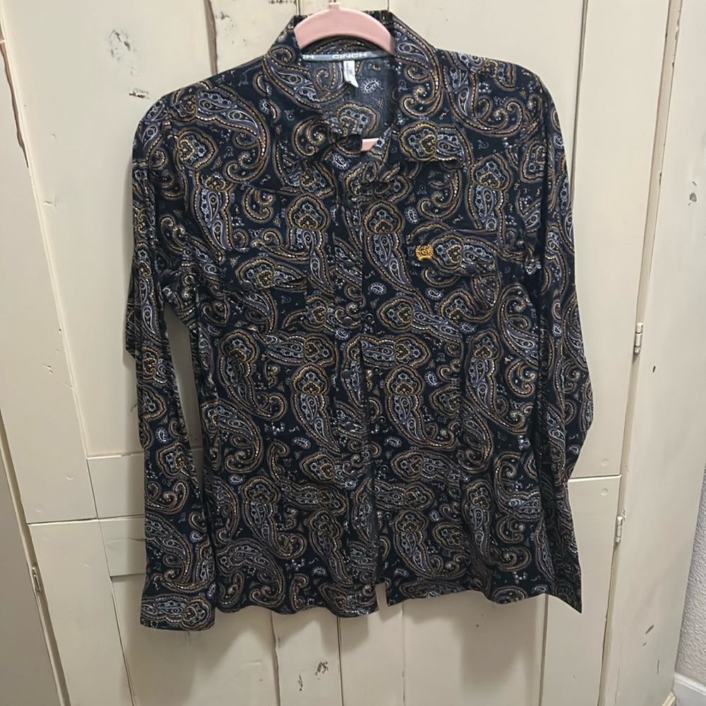 Medium cinch button-down